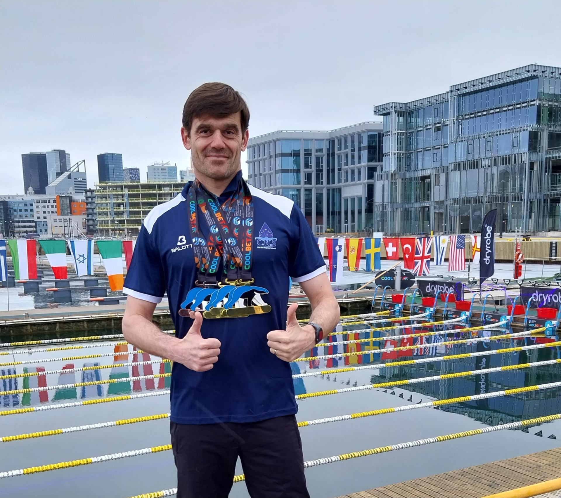 François-Xavier avec ses médailles de champion du monde en eau glacée