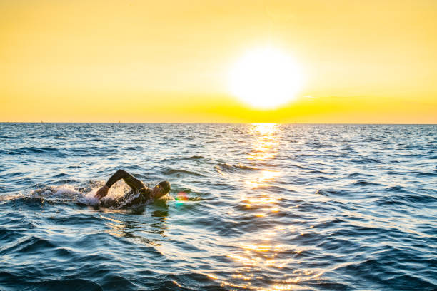 Nageur sous l'eau, lumière du soleil