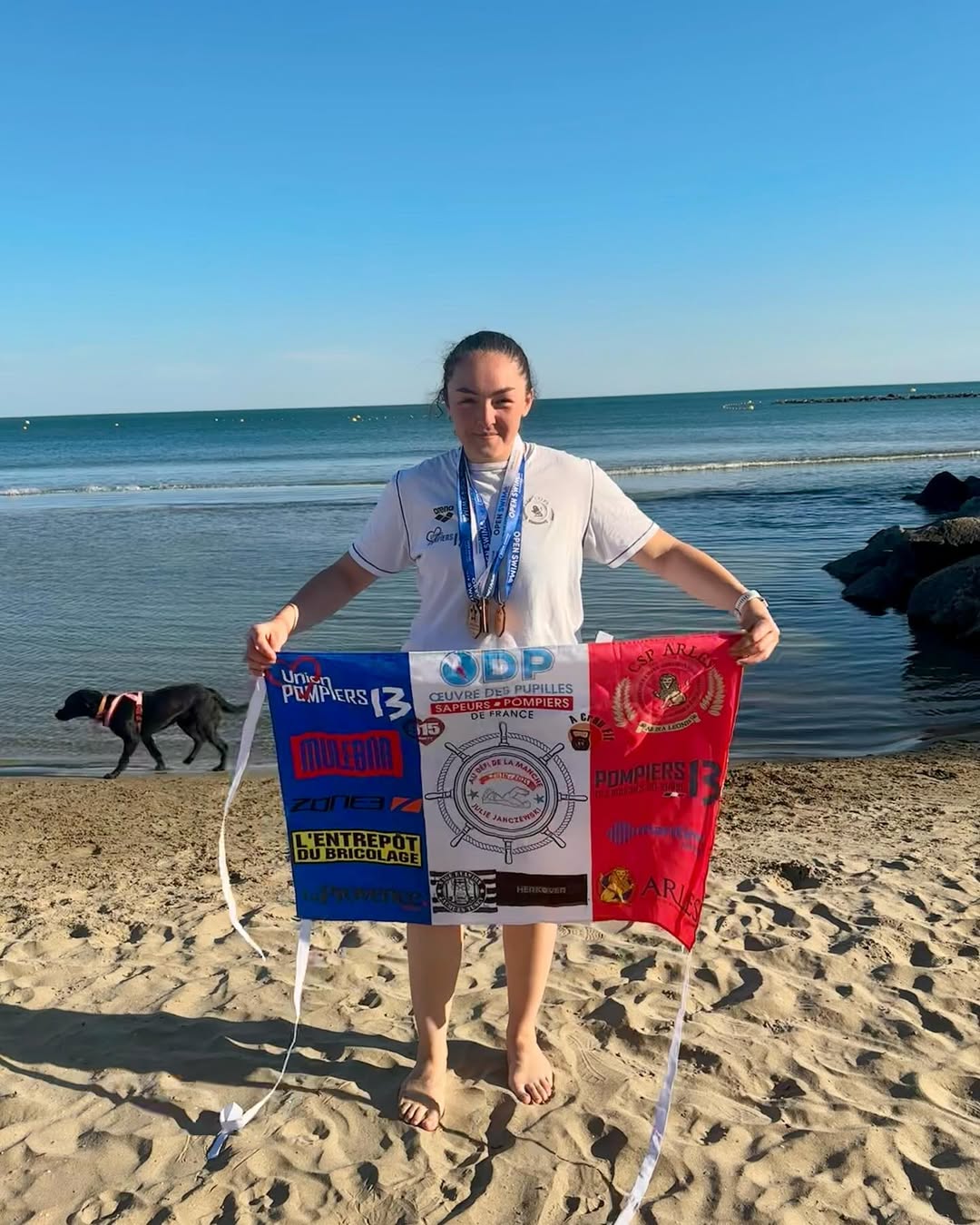Julie sur la plage après sa traversée de la Manche